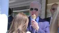 Presiden AS Joe Biden makan es krim bersama penggemar pada Mei 2021. Dok: C-SPAN