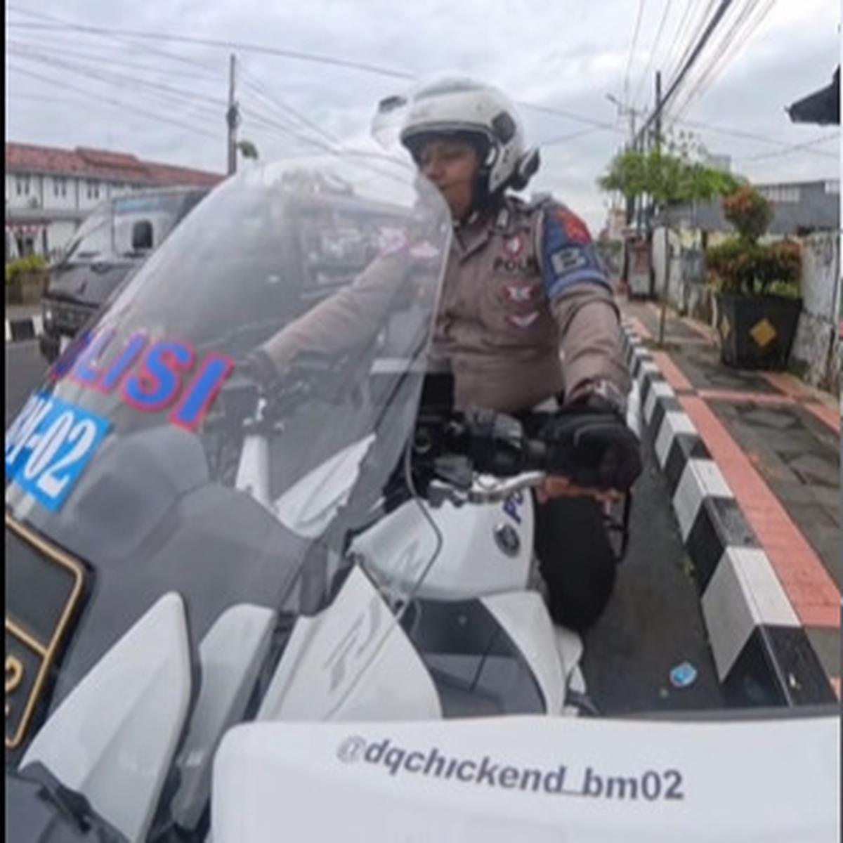Momen Polisi Bantu Pengendara Motor Pria Paruh Baya Usai Jemput Anak Sekolah yang Kehabisan Bensin dengan Cara Tak Biasa