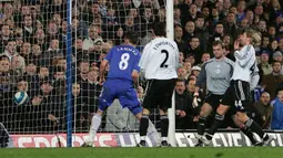 Pada musim 2007/2008, Derby County menjadi klub Premier League yang kebobolan paling banyak, yaitu 89 gol dan hanya memasukkan 20 gol. Menempati peringkat juru kunci dari 20 tim dengan hanya mengemas 11 poin hasil dari 1 kali menang, 8 kali imbang dan 29 kali kalah, Derby County harus terdegradasi bersama Reading di peringkat 18 dan Birmingham City di peringkat ke-19. (AFP/Geoff Caddick)