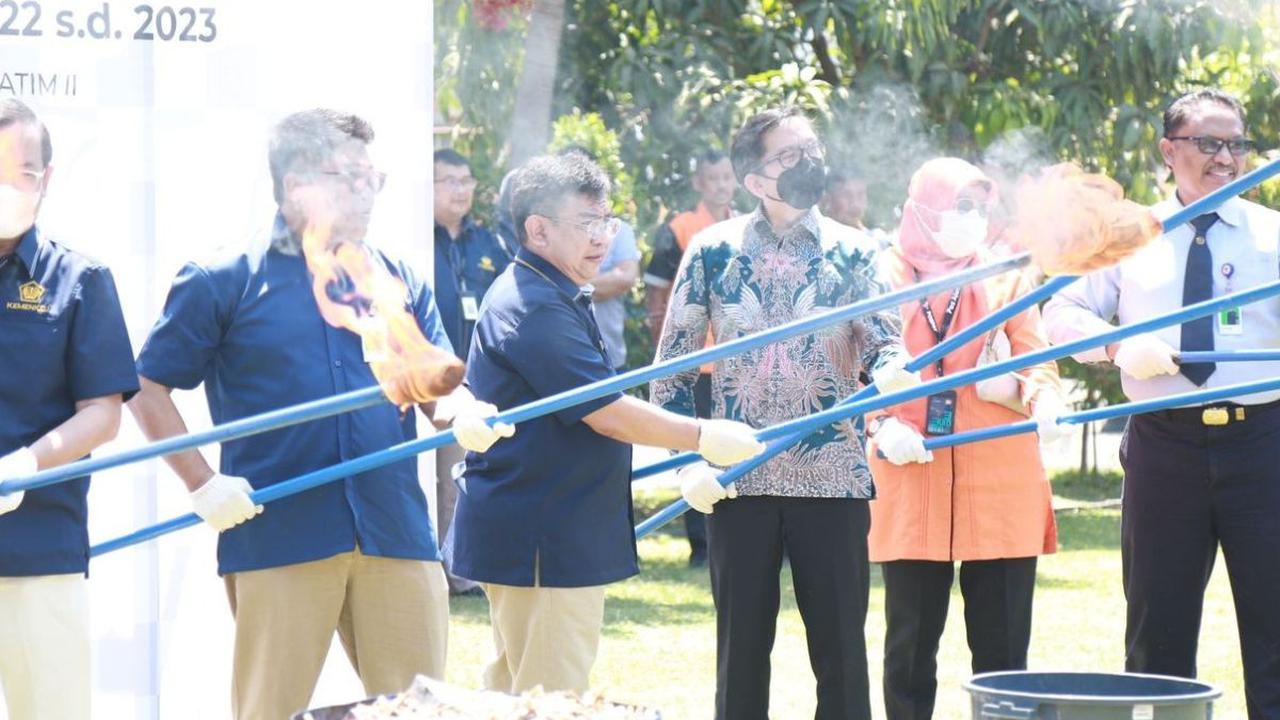 Direktorat Jenderal Bea dan Cukai (DJBC) Provinsi Jawa Timur melakukan pemusnahan barang kena cukai ilegal hasil penindakan yang kini telah berstatus barang menjadi milik negara (BMMN).