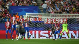 Bek Bayern Munich, David Alaba melakukan tendangan bebas saat melawan Atletico Madrid pada pertandingan Liga Champions Grup D di Madrid, Spanyol, (29/9). Atletico Madrid menang atas Bayern Munchen 1-0. (Reuters/Paul Hanna)