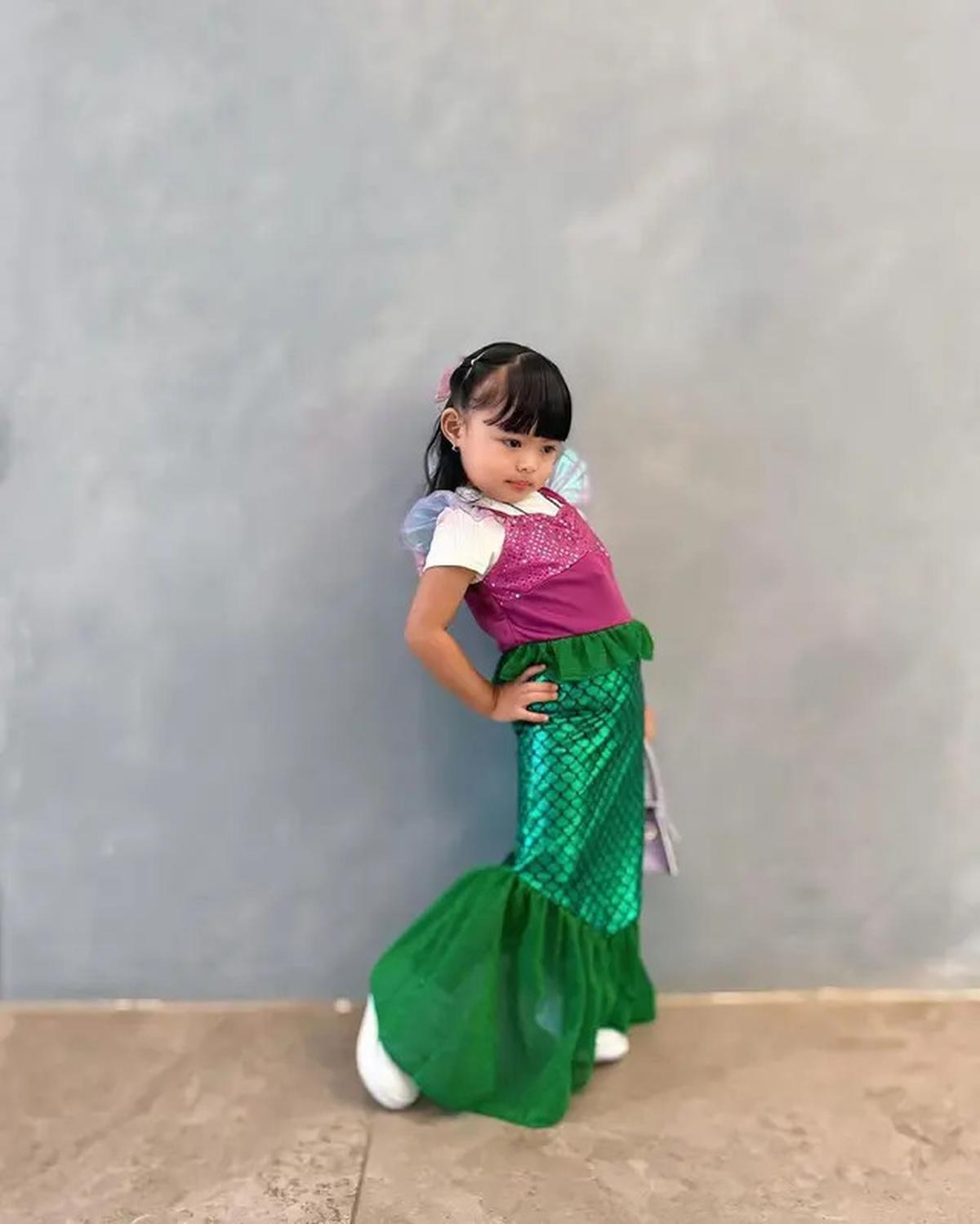 6 Pose Centil Menggemaskan Ameena Atta Jadi Mermaid Sambil Tenteng Tas Branded Seharga Rp11 Jutaan