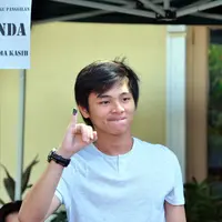 Warga DKI Jakarta baru saja menggunakan hak suaranya dalam memilih calon pemimpin mereka untuk lima tahun ke depan. Namun ternyata ini menjadi pengalaman pertama bagi Aldi CJR dalam memilih. (Nurwahyunan/Bintang.com)