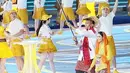 Seperti tahun-tahun sebelumnya, pembawa bendera di opening ceremony Asian Games mengenakan pakaian adat khas Nusantara indonesia. Begitupun dengan busana Hernanda dan Nandhira kali ini. [@timindonesiaofficial]
