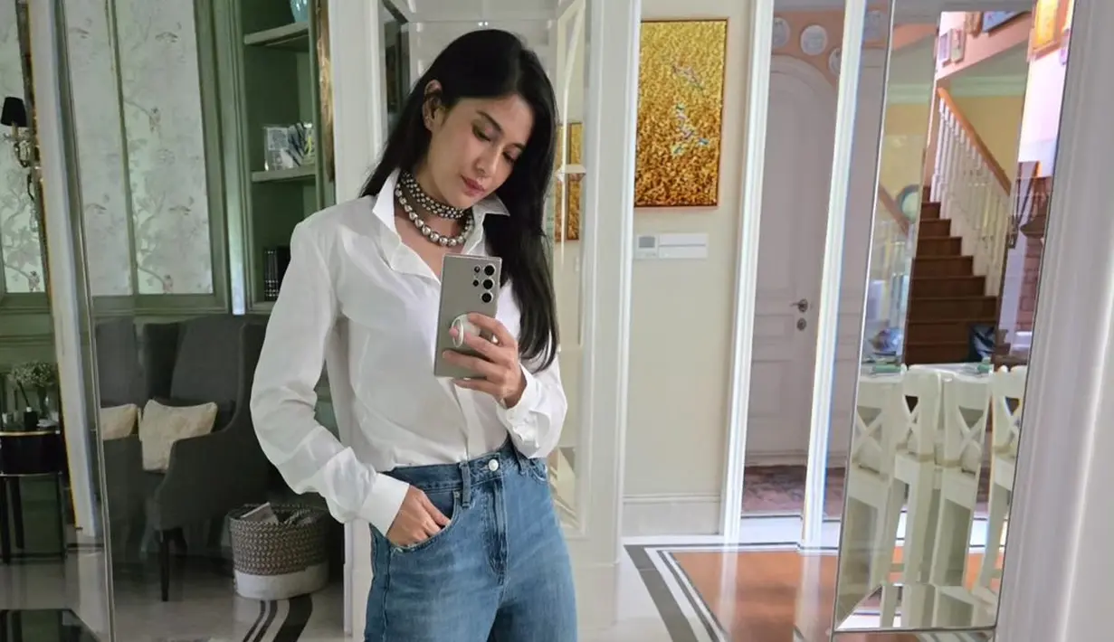 OOTD elegan Dian Sastro pakai kemeja putih yang dimasukkannya ke dalam celana jeansnya. Manis, Dian menambahkan beberapa kalung dan mengenakan kitten heels hitam. [Foto: Instagram/therealdisastr]