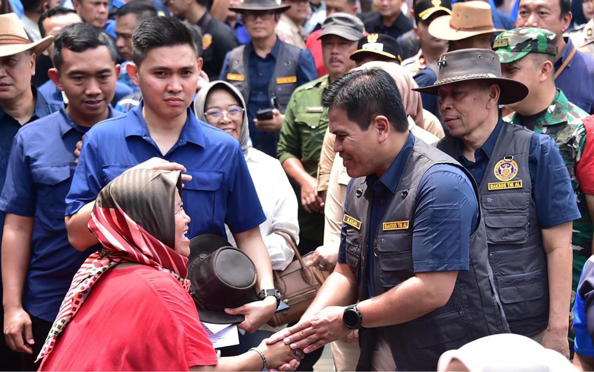 FOTO: Kasal dan Alumni AAL &rsquo;93 Gelar Bakti Sosial di Sukabumi