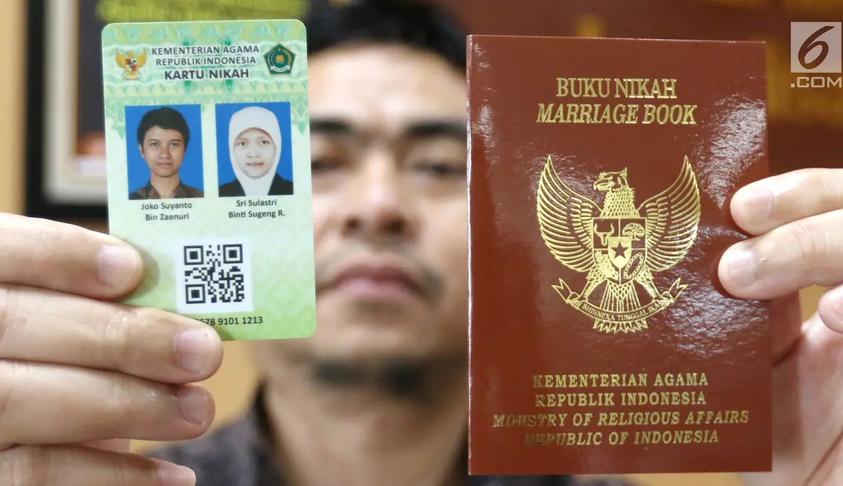 Petugas Kementerian Agama (Kemenag) menunjukan buku dan kartu nikah di kantor Kemenag, Jakarta, Rabu (14/11). Dalam kartu nikah itu sudah tercantum berbagai informasi pernikahan seseorang. (Liputan6.com/Angga Yuniar)