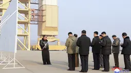 Pemimpin Korea Utara Kim Jong Un mengunjungi Tempat Peluncuran Satelit Sohae di Tongchang-ri, Korea Utara (11/3/2022).  Kim Jong Un memerintahkan para pejabatnya untuk memperluas fasilitas peluncuran satelit untuk menembak. (AP Photo/Lee Jin-man)