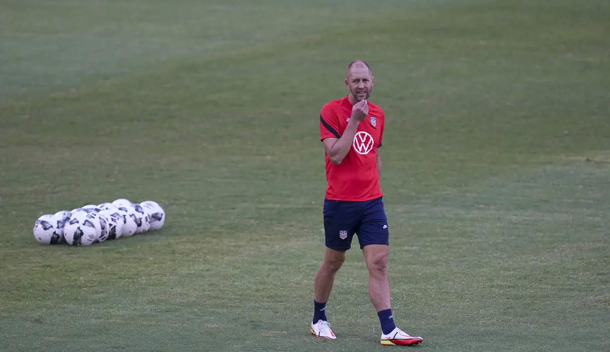 Pelatih Amerika Serikat, Gregg Berhalter berjalan di lapangan selama sesi latihan di Kingston, Senin (15/11/2021). Amerika Serikat akan bertanding melawan Jamaika pada laga kualifikasi Piala Dunia 2022 pada hari Rabu (17/11) pagi. (AP Photo/Fernando Llano)