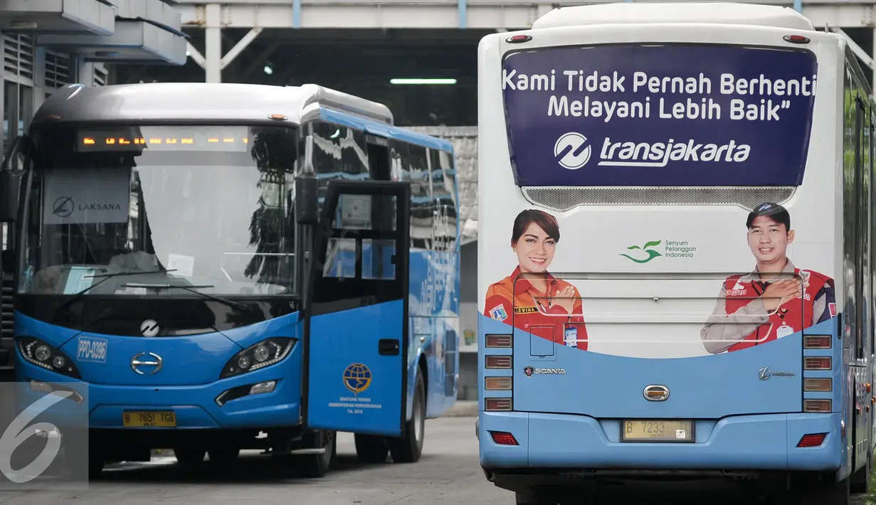 Bus Transjakarta saat berada di halte Ragunan, Jakarta, Kamis (6/10). Pendaftaran layanan bus gratis Transjakarta dibuka sampai dengan tanggal 17 Oktober dan efektif bisa digunakan mulai 1 November 2016. Liputan6.com/Yoppy Renato)