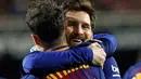 Philippe Coutinho dipeluk Lionel Messi usai mencetak gol ke gawang Valencia saat pertandingan Copa del Rey di stadion Mestalla di Valencia (8/2). Sejak babak pertama bergulir, Barca mampu menguasai jalannya pertandingan. (AP Photo/Alberto Saiz)