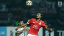 Gelandang Persija, Rohit Chand (kanan) berebut bola dengan bek Persipura, Ruben Sanadi saat lanjutan Liga 1 Indonesia di Stadion Patriot Candra Bhaga, Bekasi, Sabtu (8/7). Persija ditahan imbang 1-1 oleh Persipura. (Liputan6.com/Helmi Fithriansyah)