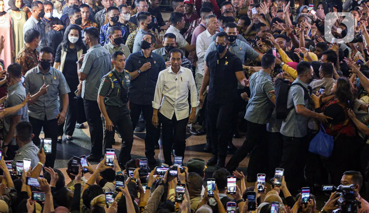 Jokowi tiba di lokasi sekitar pukul 14.50 WIB dan langsung disambut warga serta pedagang sekitar. (Liputan6.com/Faizal Fanani)