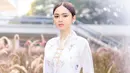 Syifa hadir di perayaan Hari Kebaya Nasional dengan penampilan yang menawan. Mantan kekasih Rizky Nazar ini tampil anggun dalam balutan kebaya warna putih lengan panjang, dengan motif bunga. Riasan flawless juga menyempurnakan parasnya yang ayu. (Liputan6.com/IG/@syifahadju)