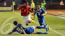 Beberapa kali M Fatchu Rochman harus mendapat tackle keras dari pemain Filipina (Liputan6.com/ Helmi Fithriansyah)