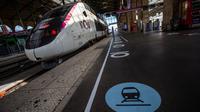 Sejumlah penanda jaga jarak sosial (social distancing) terlihat di lantai Stasiun Kereta Gare du Nord, Paris, Prancis, Kamis (7/5/2020). Prancis akan mulai melonggarkan kebijakan karantina wilayah secara bertahap mulai 11 Mei. (Xinhua/Aurelien Morissard)