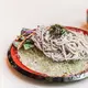 Cold soba juga menawarkan perpaduan rasa yang sederhana, tetapi tetap menggugah selera. (Foto/dok: Freepik/lifeforstock)