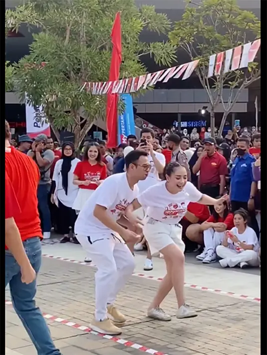 Meski terlihat sederhana dan seperti kotor, ternyata harga sepatu anak Mama Rieta Amalia ini harganya setara dengan dua kali gaji UMR Bandung 2023. Hal itu terlihat dari unggahan @fanpage_nagitaslavina. [Instagram/raffinagita1717]