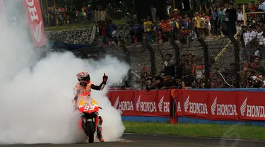 Juara Dunia MotoGP 2013 dan 2014, Marc Marquez melakukan burn out di Sirkuit Sentul, Bogor, (21/10/2014). (Liputan6.com/Helmi Fithriansyah)