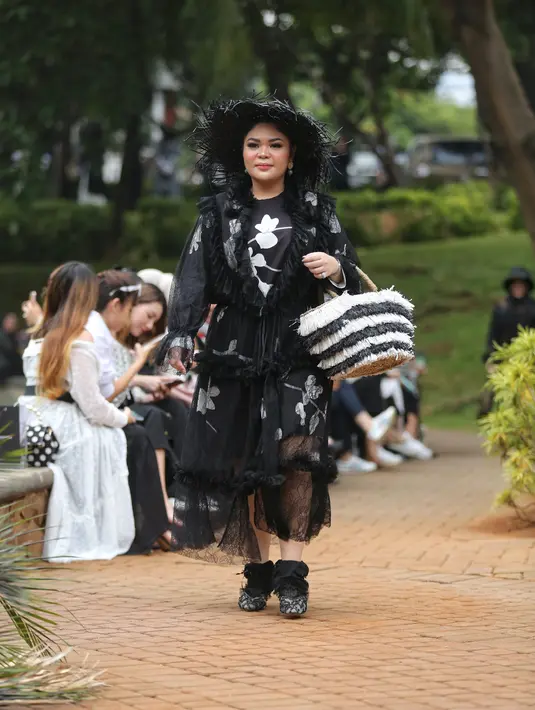 Model memamerkan busana koleksi Asmara by Barli Asmara di Taman Ayodya, Kebayoran Baru, Jakarta Selatan, pada Rabu (20/11/2019). (Adrian Putra/Fimela.com)