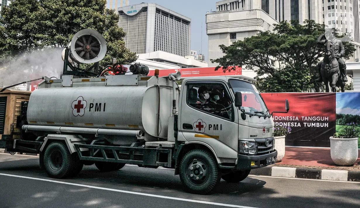 Petugas Palang Merah Indonesia (PMI) menggunakan kendaraan Gunners Spraying saat penyemprotan disinfektan di Jakarta, Selasa (6/7/2021). PMI melakukan penyemprotan disinfektan di seluruh wilayah Ibu Kota sebagai upaya memutus penyebaran COVID-19. (merdeka.com/Iqbal S. Nugroho)