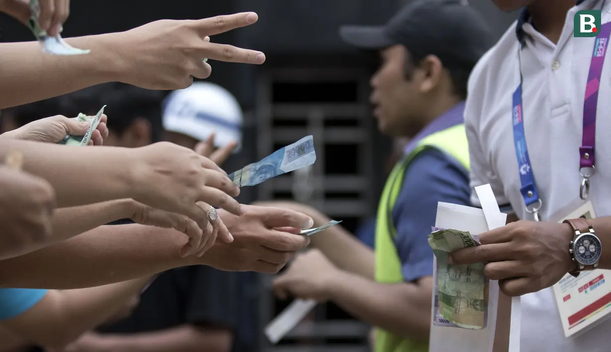 Antusiasme warga saat pembelian tiket untuk masuk ke area Festival Asian Games 2018 pada hari Sabtu (1/9/2018) di kawasan Gelora Bung Karno, Senayan Jakarta. (Bola.com/Peksi Cahyo)