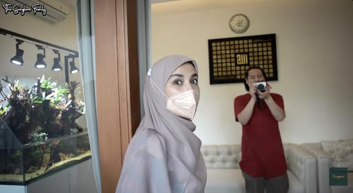8 Potret Ruang Tamu Rumah Cut Meyriska dan Roger Danuarta, Minimalis dan Elegan