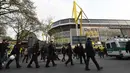 Polisi berjaga dekat Stadion Signal Iduna Park, Dortmund (11/4/2017). Laga perempatfinal Liga Champions antara Dortmund dan AS Monaco tertunda akibat ledakan pada bus tim Die Borussen. (AP/Bernd Thissen/dpa via AP)
