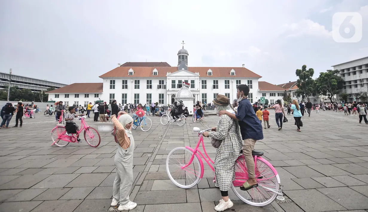 <p>Sejumlah pengunjung menggunakan sepeda yang disewakan di halaman Museum Fatahillah, kawasan Kota Tua, Jakarta, Rabu (4/5/2022). Libur Lebaran membawa berkah bagi jasa sewa sepeda ontel di Kota Tua. Penyewaan sepeda ontel mengalami peningkatan dari hari biasanya. Jasa sewa sepeda ontel di Kota Tua dipatok Rp20.000 per setengah jam. (merdeka.com/Iqbal S Nugroho)</p>