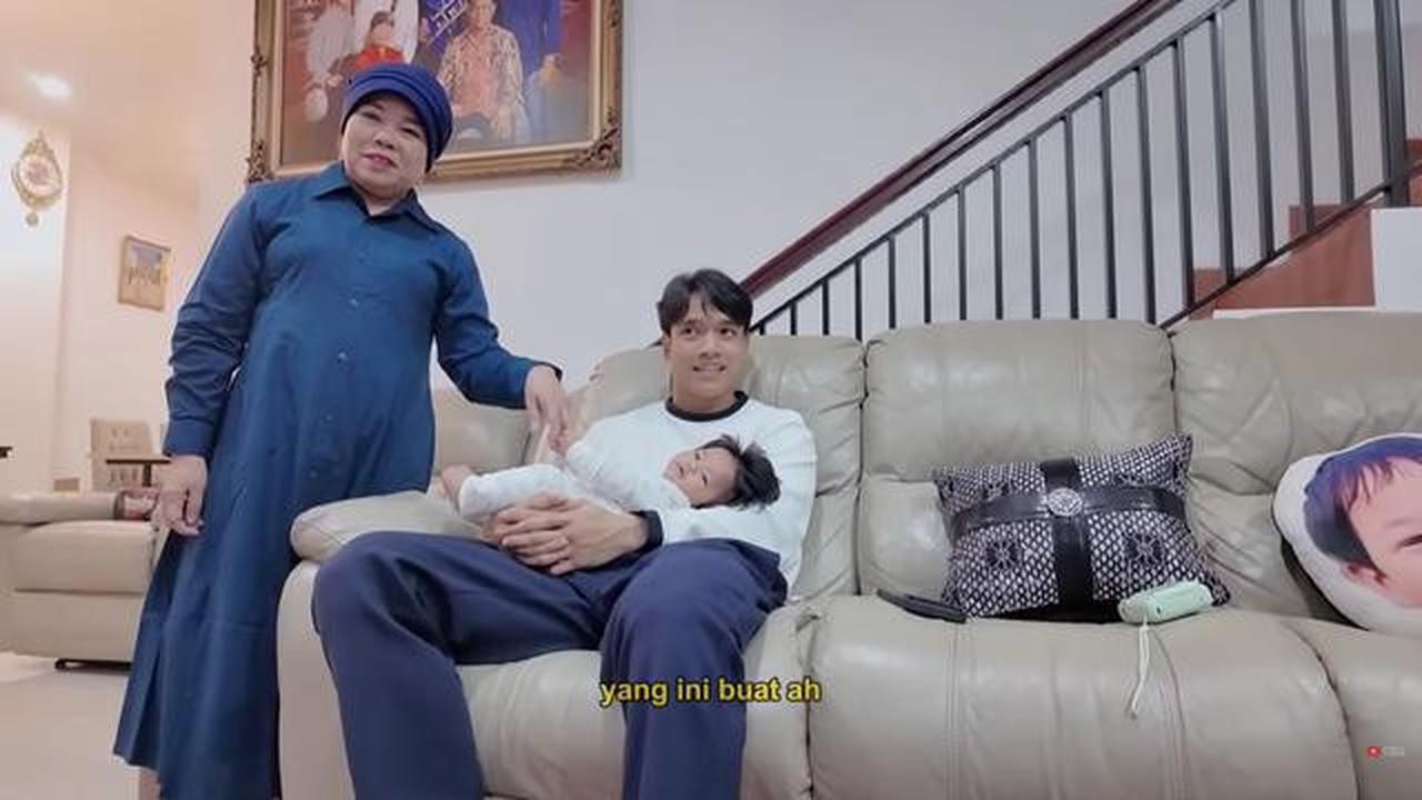 9 Potret Ruang TV Rumah Haji Faisal dan Mama Fuji, Nyaman untuk Kumpul Keluarga
