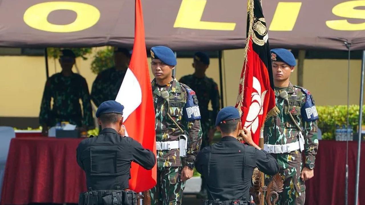 Tradisi ini sendiri dijelaskan melambangkan suatu sikap kesetiaan dan profesionalitas dalam mengabdikan diri kepada negara.<br>