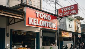 Papan Nama (Signage) yang Jelas dan Terbaca dari Jauh/Desain Warung Sembako Kecil di Perumahan Agar Mudah Diakses Pelanggan (Sumber: gemini.com)