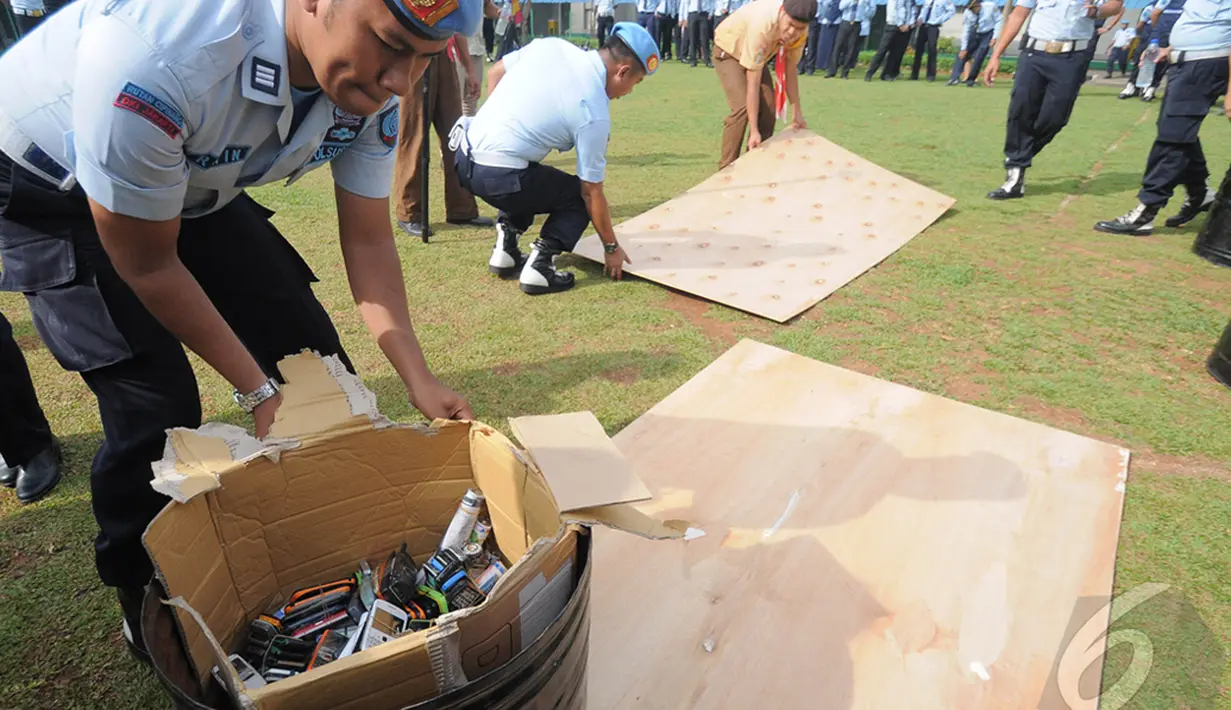 Petugas lapas mempersiapkan ratusan telepon genggam untuk dimusnahkan, Jakarta, Jumat (19/12/2014). (Liputan6.com/Herman Zakharia)