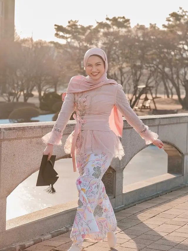 6 Potret Kebaya Wisuda Xaviera Putri, Diberi Sentuhan Bunga Indonesia dan Korea
