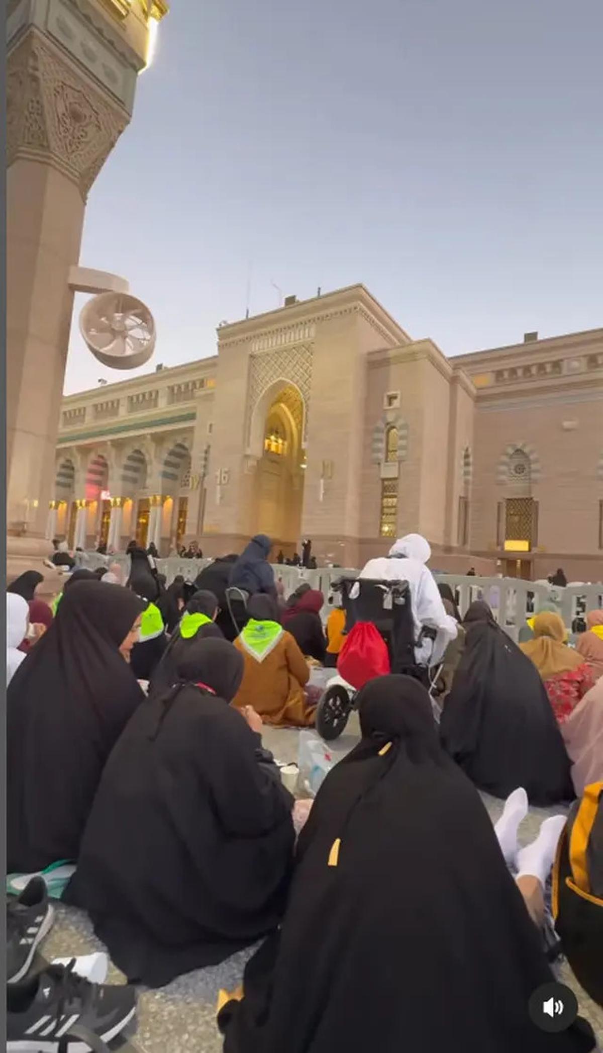 6 Potret Melanie Putria Buka Puasa di Masjid Nabawi, Suasana Syahdu Bikin Rindu