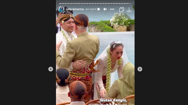 BCL Nangis di Pernikahannya dengan Tiko Aryawardhana Saat Sungkem kepada Kedua Orang Tua Mendiang Ashraf Sinclair. (instagram.com/sellyraimantra)