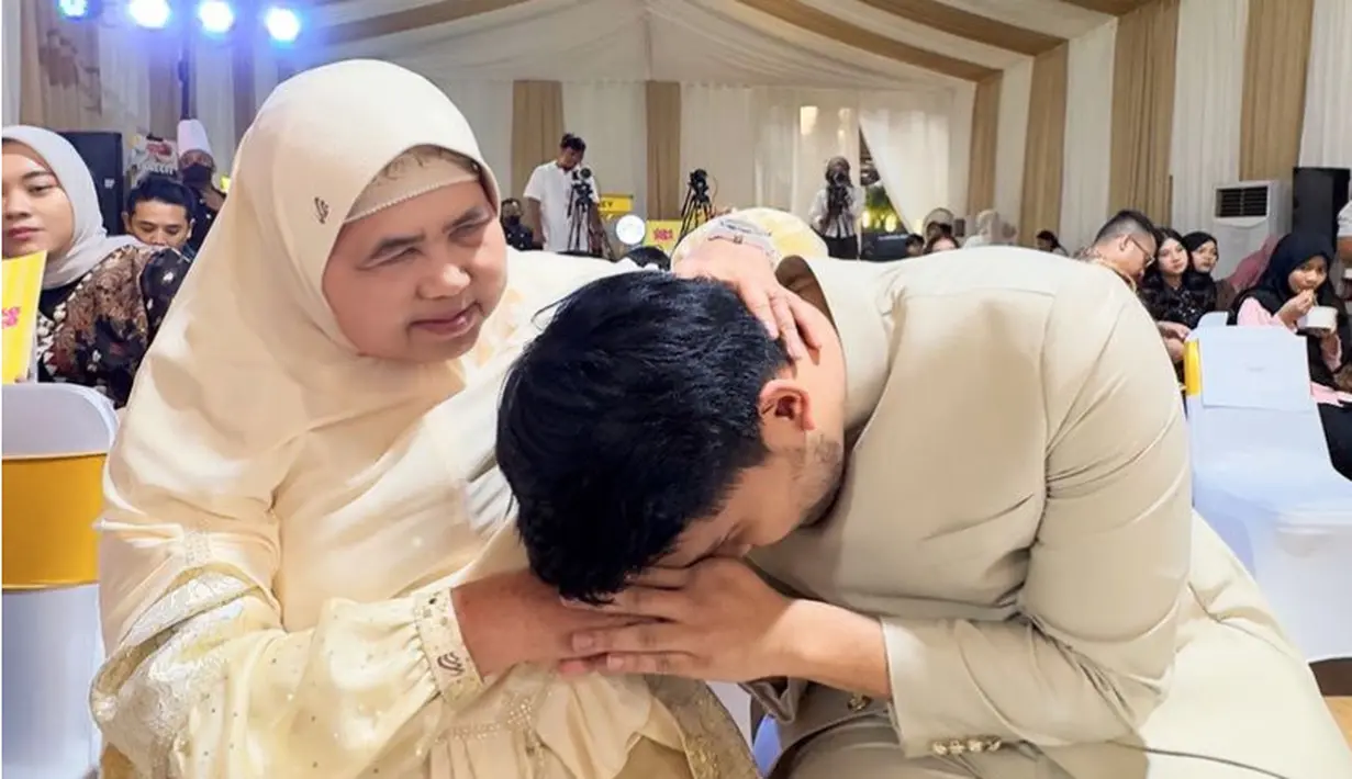 Gamis tersebut dipadukan dengan kerudung instan panjang. Dengan inner ciput warna senada.  [@thariqhalilintar]