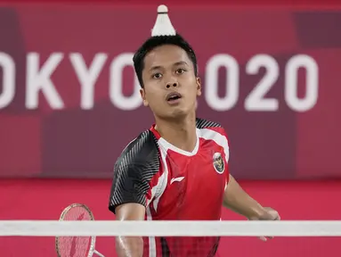 Anthony Sinisuka Ginting sukses mengalahkan Gergely Krausz pada pertandingan perdananya. Dirinya langsung berhasil menangkan dua gim dengan skor 21-13 dan 21-8. (Foto: AP/Dita Alangkara)