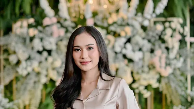 Referensi baju bridesmaid polos model "Satin Polos dengan Kacing Depan"/Via Meta AI