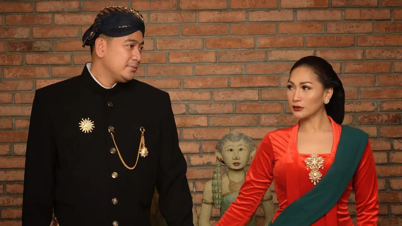 6 Potret Tata Janeeta dan Raden Brotoseno, Suami Istri yang Selalu Romantis