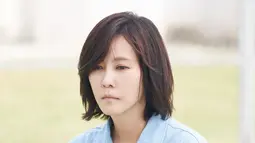 Kim Nam Joo bertransformasi menjadi Eun Soo Hyun yang mengenakan seragam penjara lusuh di penjara yang suram. Ekspresi wajahnya yang kosong menyiratkan kehampaan setelah kehilangan keluarga tercintanya. Dia juga merasa bersalah karena menghilangkan nyawa orang lain. (Foto: Instagram/ mbcdrama_now)