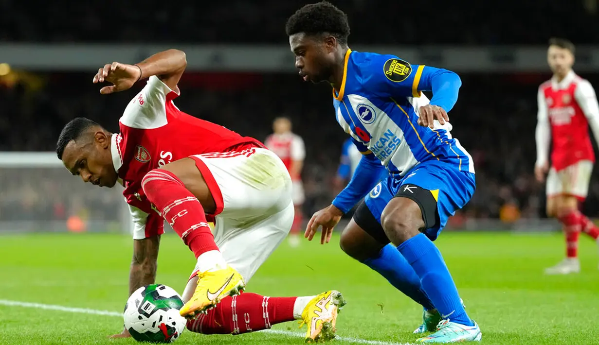 Pemain Arsenal Marquinhos (kiri) berebut bola dengan pemain Brighton and Hove Albion Tariq Lamptey pada pertandingan sepak bola putaran ketiga Piala Liga Inggris atau Carabao Cup di Emirates Stadium, London, Inggris, 9 November 2022. Arsenal tersingkir dari Carabao Cup usai kalah dari Brighton and Hove Albion dengan skor 1-3. (AP Photo/Kirsty Wigglesworth)