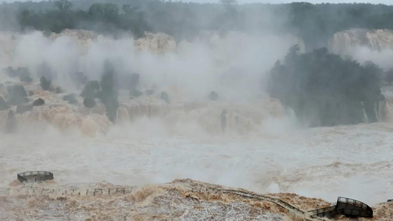 Sementara dari sisi Argentina, pemerintah menutup akses jalan setapak untuk melihat air terjun di Garganta del Diablo.