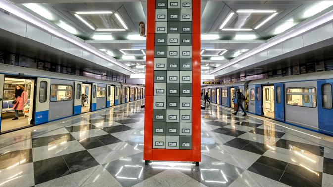 Komuter berjalan melintasi stasiun metro Rasskazovka di Moskow pada 10 November 2018. Selain jadi alat transportasi, Metro Moskow juga warisan budaya yang menyimpan banyak sejarah dan nilai artistik di dalamnya. (Photo by Yuri KADOBNOV / AFP)