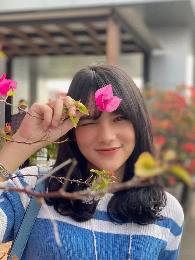 6 Potret Model Rambut Davina Karamoy Panjang Sebahu, Tampil Memukau dengan Poni
