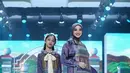 Ririn Ekawati tampil serasi bersama putrinya dalam balutan busana bernuansa ungu yang terasa lembut sekaligus berkarakter. Ririn mengenakan long dress bermotif geometris dengan dominasi warna ungu tua, biru, dan sentuhan emas. Sang anak tampil dalam dress bermotif serupa, dirancang lebih playful lewat sentuhan pita renda besar berwarna krem di bagian leher yang langsung menjadi focal point. [Dok/Shi by Shireen & Zaskia Sungkar].