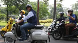 Gubernur DKI Jakarta, Anies Baswedan, menaiki sepeda motor vespa saat melintas di Jalan Jenderal Sudirman, Jakarta Pusat, Minggu (16/10/2022). Sebelumnya, Anies Baswedan bersama Ahmad Riza Patria berpamitan sekaligus mengucapkan terima kasih kepada warga Jakarta di halaman Balai Kota DKI Jakarta. (Liputan6.com/Herman Zakharia)