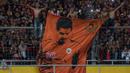 Pada penghujung laga spanduk ulang tahun untuk Bepe diiringi nyanyian terus menggema di SUGBK. Persembahan istimewa bagi legenda hidup Indonesia untuk Persija di hari jadinya. (Bola.com/Vitalis Yogi Trisna)