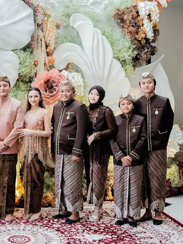 Potret Detail Kebaya Mewah Mahalini di Momen Tasyakuran 7 Bulan Kehamilan, Elegan dengan Warna Soft Mocca