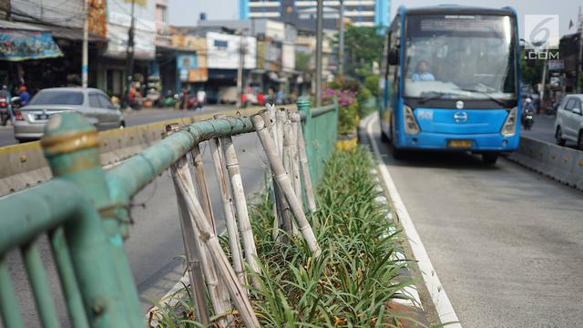 Pagar Pembatas Busway di Otista Raya